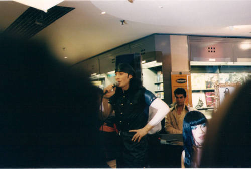 Signing session Paris "Fnac" 06/97 Page 01