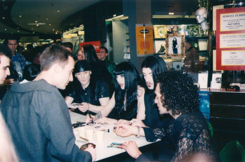 Signing session Paris "Fnac" 06/97 Page 10