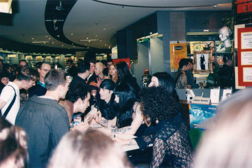 Signing session Paris "Fnac" 06/97 Page 11