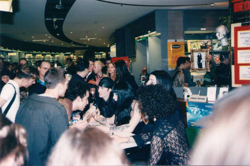 Signing session Paris "Fnac" 06/97 Page 13