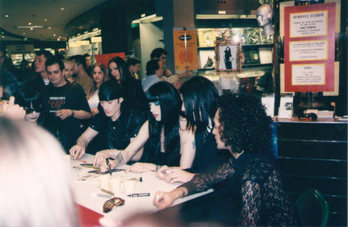 Signing session Paris "Fnac" 06/97 Page 14