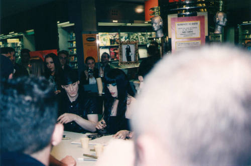 Signing session Paris "Fnac" 06/97 Page 15