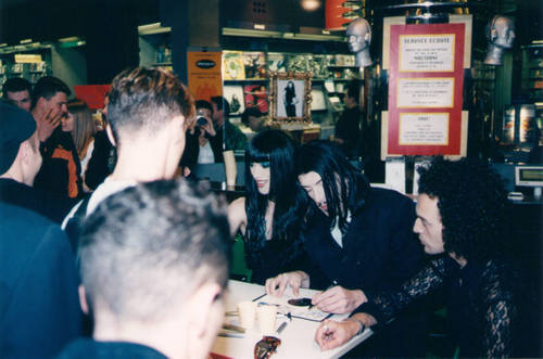 Signing session Paris "Fnac" 06/97 Page 16