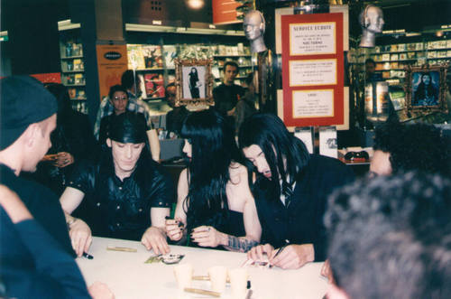 Signing session Paris "Fnac" 06/97 Page 17