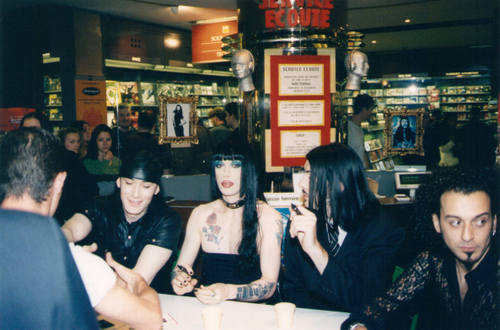 Signing session Paris "Fnac" 06/97 Page 19