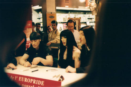 Signing session Paris "Fnac" 06/97 Page 02