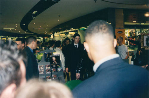 Signing session Paris "Fnac" 06/97 Page 20