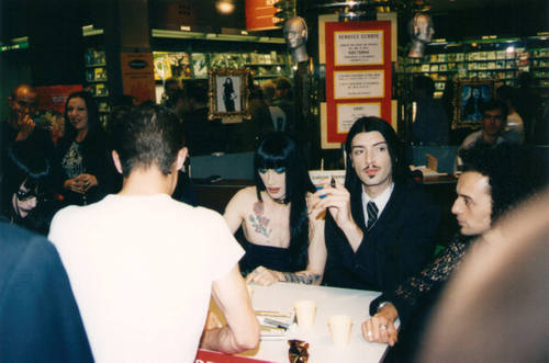 Signing session Paris "Fnac" 06/97 Page 22