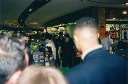 Signing session Paris "Fnac" 06/97 Page 23