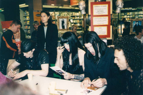 Signing session Paris "Fnac" 06/97 Page 24