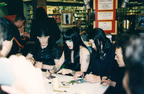 Signing session Paris "Fnac" 06/97 Page 25