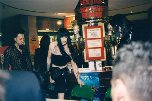 Signing session Paris "Fnac" 06/97 Page 26