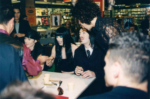 Signing session Paris "Fnac" 06/97 Page 27