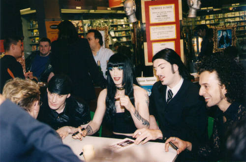 Signing session Paris "Fnac" 06/97 Page 28