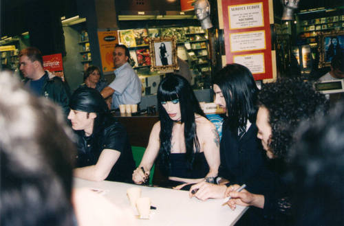 Signing session Paris "Fnac" 06/97 Page 29