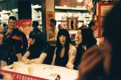 Signing session Paris "Fnac" 06/97 Page 03