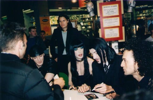 Signing session Paris "Fnac" 06/97 Page 31