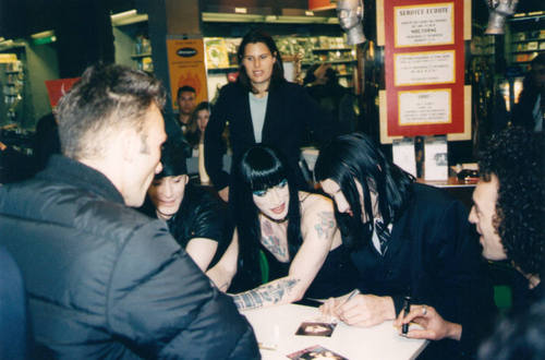 Signing session Paris "Fnac" 06/97 Page 32