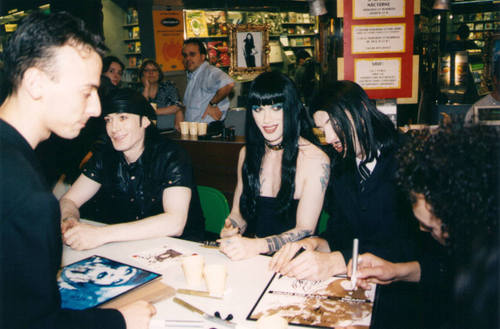 Signing session Paris "Fnac" 06/97 Page 33