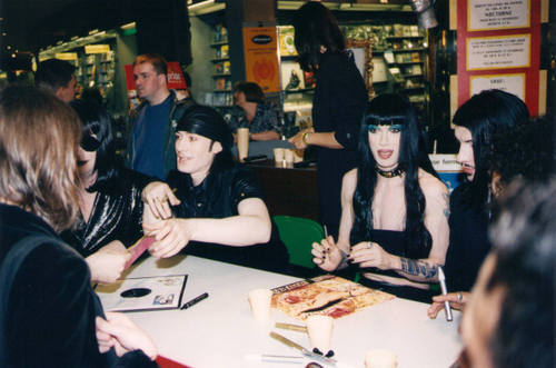 Signing session Paris "Fnac" 06/97 Page 34