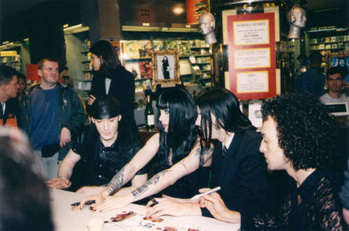 Signing session Paris "Fnac" 06/97 Page 35