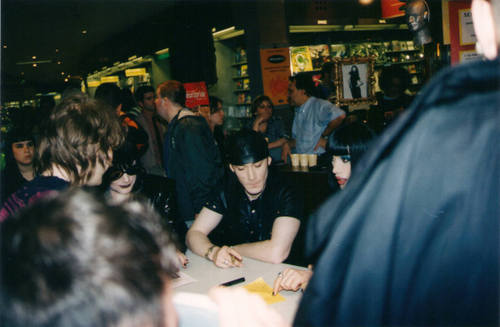 Signing session Paris "Fnac" 06/97 Page 36