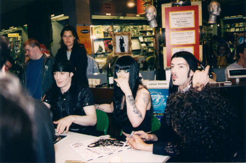 Signing session Paris "Fnac" 06/97 Page 37