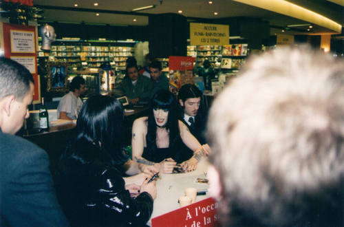 Signing session Paris "Fnac" 06/97 Page 38