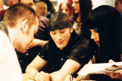 Signing session Paris "Fnac" 06/97 Page 39