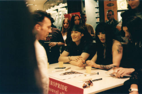 Signing session Paris "Fnac" 06/97 Page 04