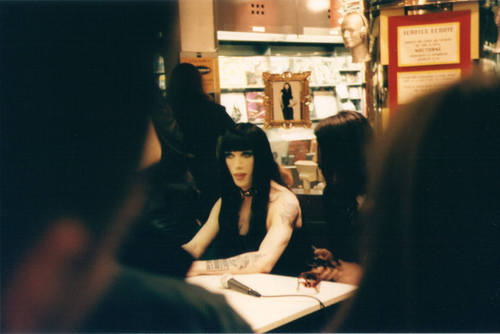 Signing session Paris "Fnac" 06/97 Page 05