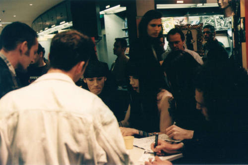 Signing session Paris "Fnac" 06/97 Page 06