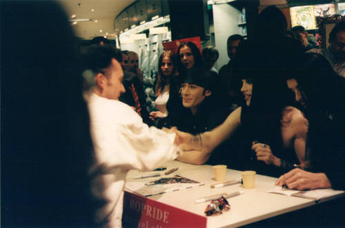 Signing session Paris "Fnac" 06/97 Page 08